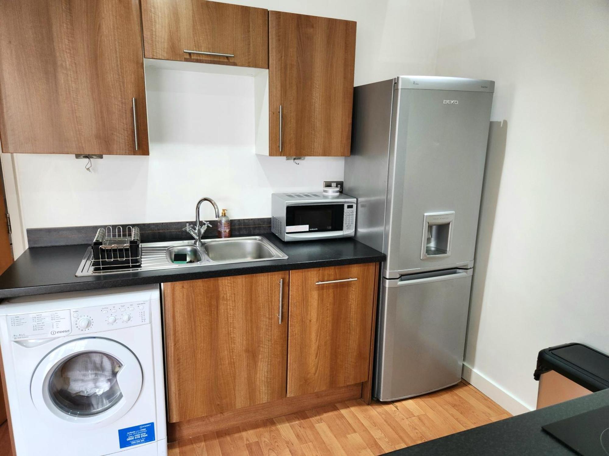 Apartment Centre 2 Bed & 2 Bath With Free Secured Parking Near And Hospital Sheffield
