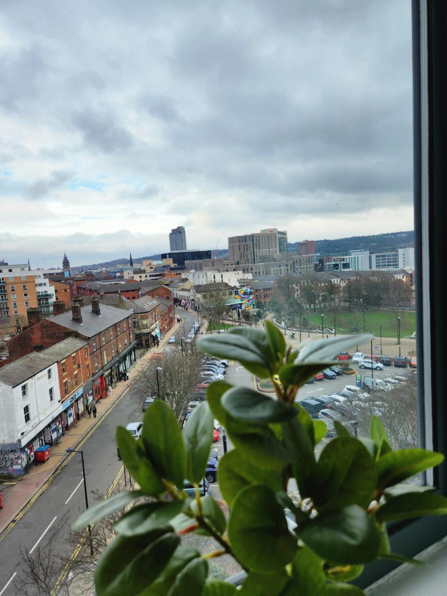 Apartment Centre 2 Bed & 2 Bath With Free Secured Parking Near And Hospital *
