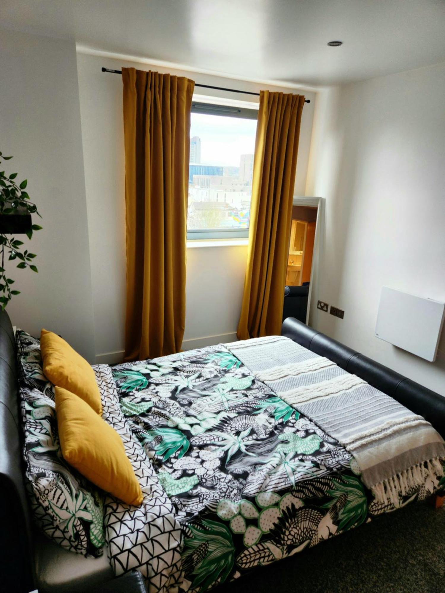 Apartment Centre 2 Bed & 2 Bath With Free Secured Parking Near And Hospital Sheffield