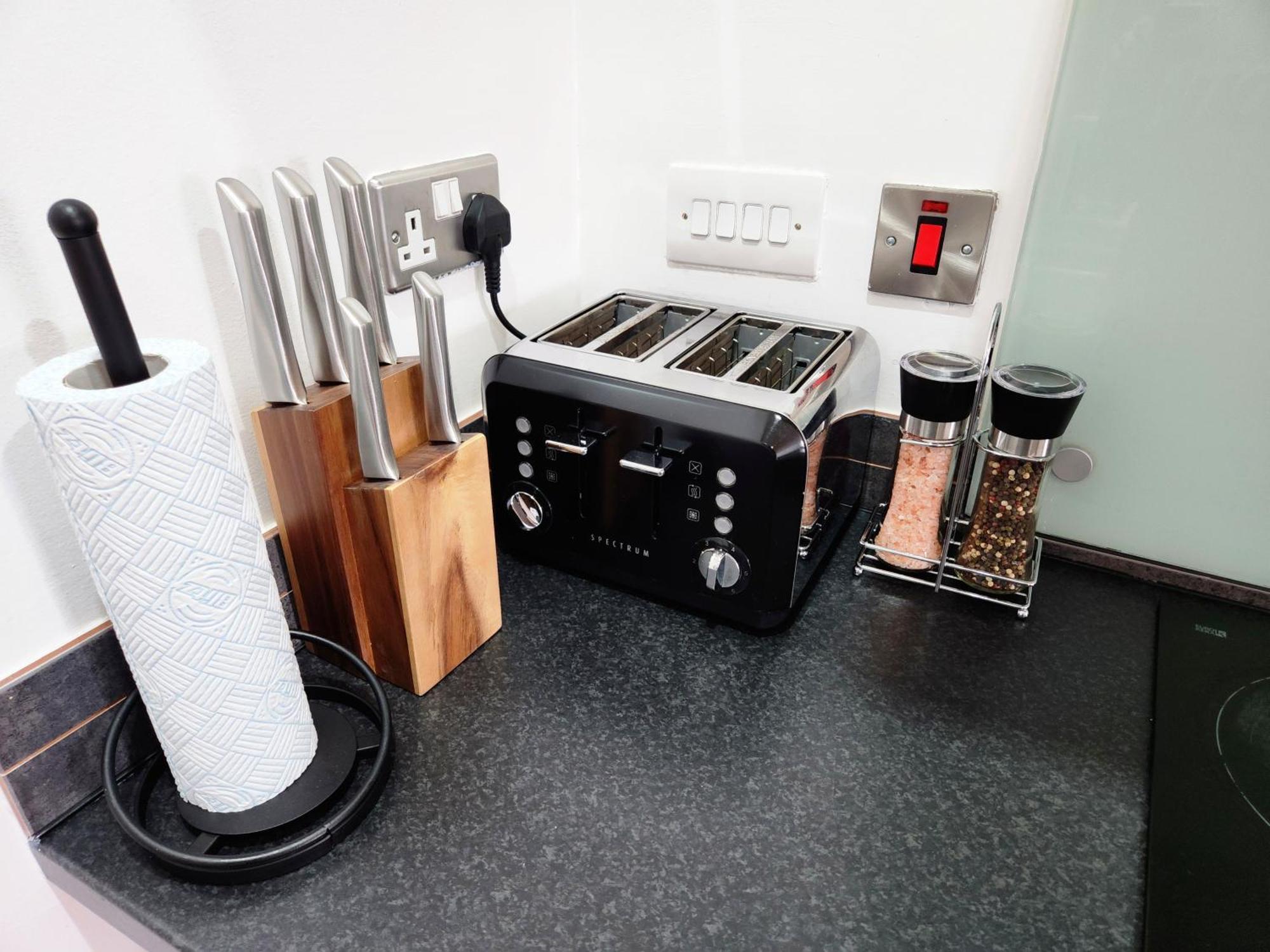 Centre 2 Bed & 2 Bath With Free Secured Parking Near And Hospital * Sheffield