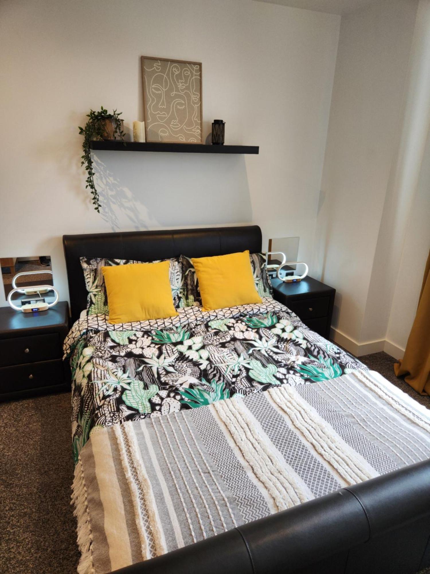 Centre 2 Bed & 2 Bath With Free Secured Parking Near And Hospital Apartment *