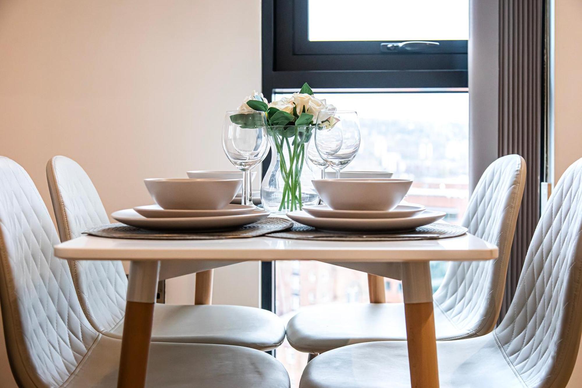 Stylish 2 Bed 104 - Centre, Free Parking, Coffee Machine & Netflix - Hosted By Host Save *