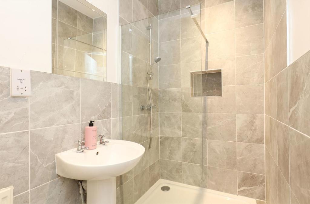 Spacious Ensuite With Charming Bay Window Homestay