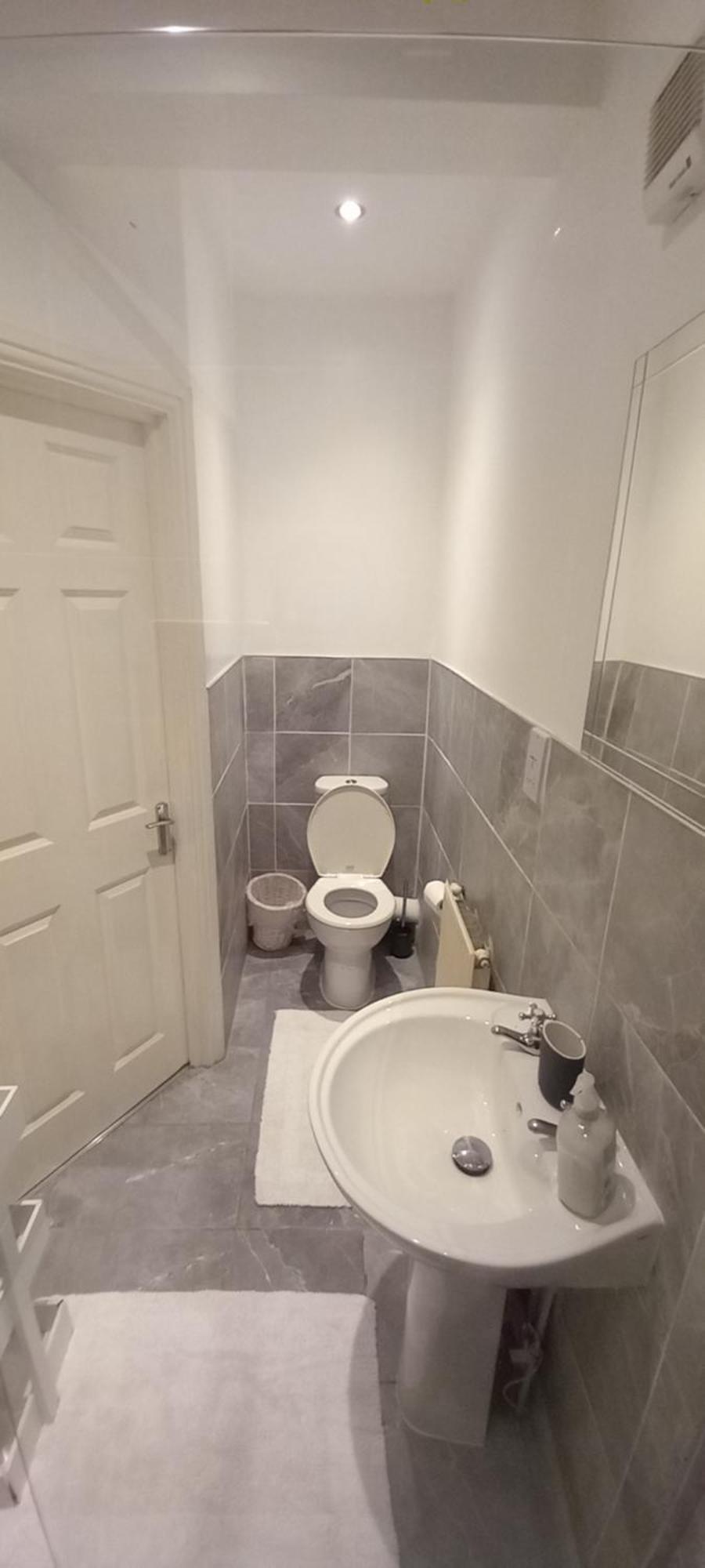 Spacious Ensuite With Charming Bay Window * Sheffield