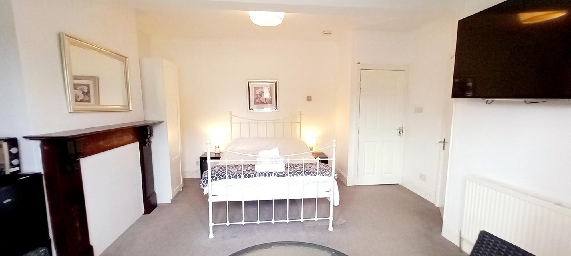 Homestay Spacious Ensuite With Charming Bay Window *
