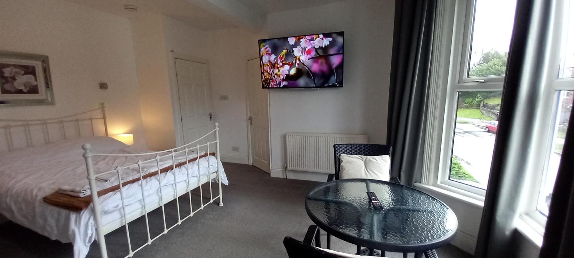 Spacious Ensuite With Charming Bay Window * Sheffield