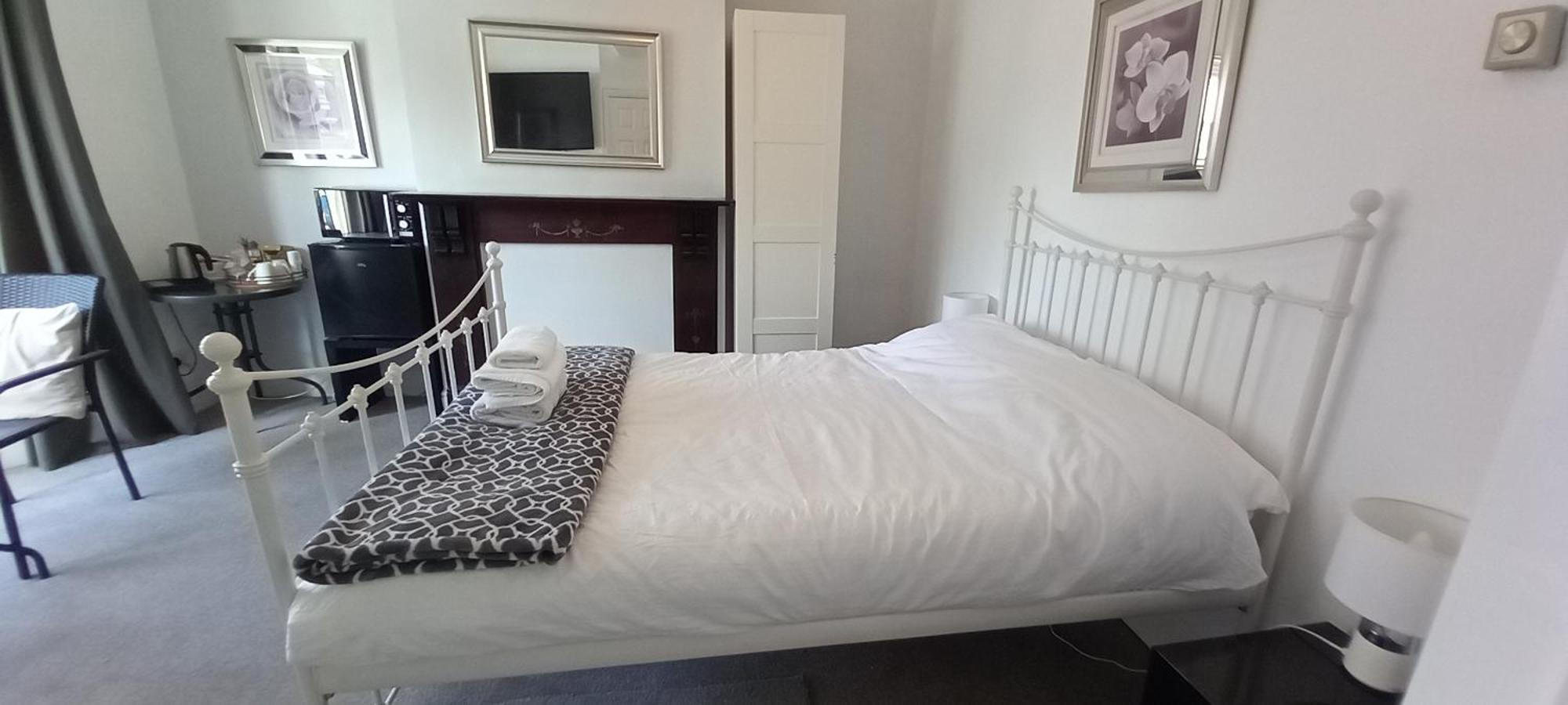 Spacious Ensuite With Charming Bay Window Homestay