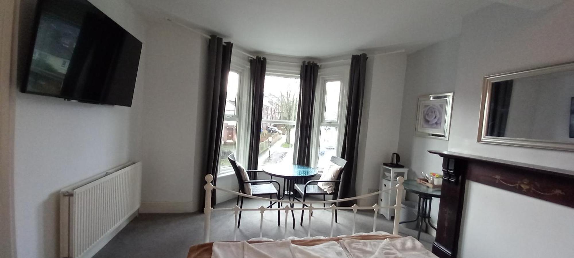 Spacious Ensuite With Charming Bay Window * Sheffield