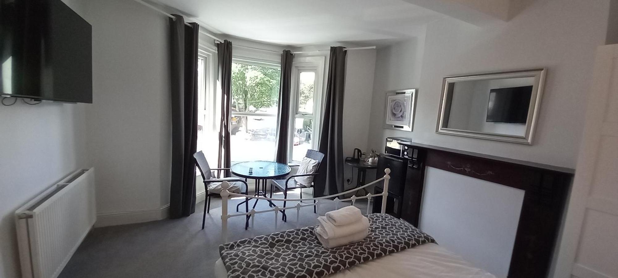 Spacious Ensuite With Charming Bay Window Homestay Sheffield