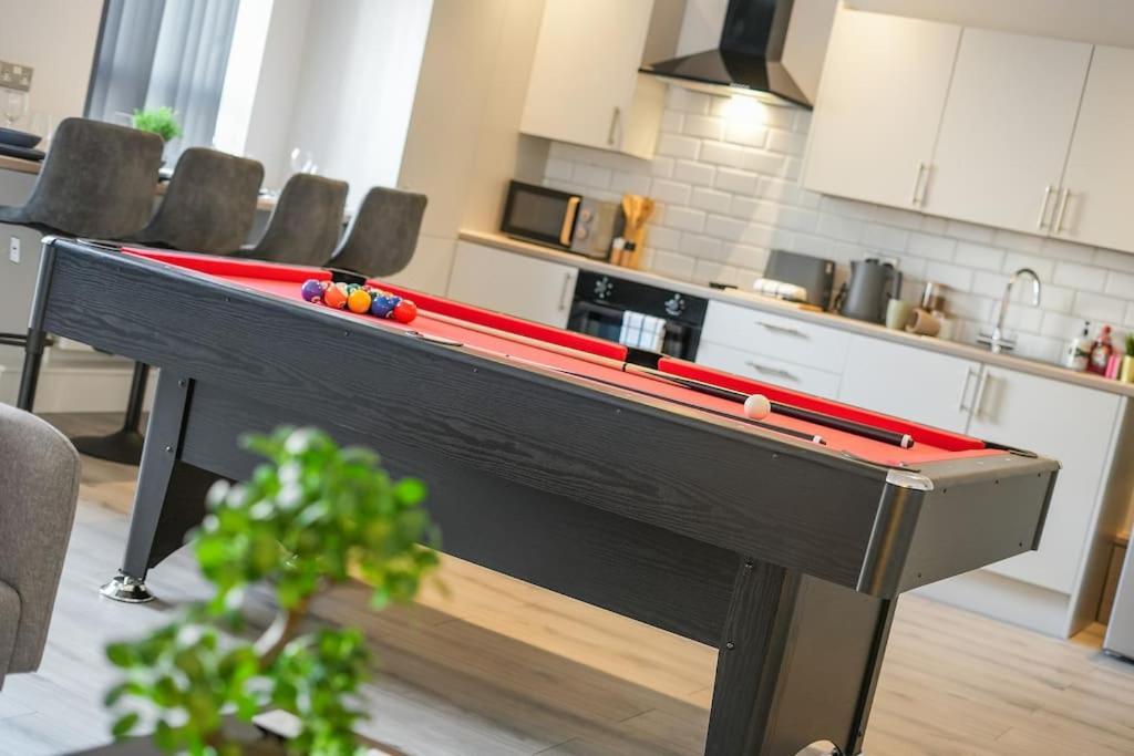 Modern 2 Bed Apt, 7ft Pool Table, Centre, Free Parking, Netflix - Hosted By Host Save Sheffield