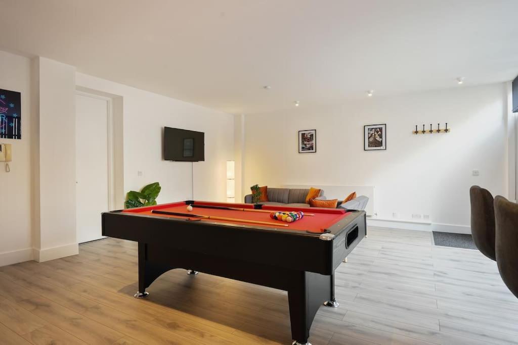 Modern 2 Bed Apt, 7ft Pool Table, Centre, Free Parking, Netflix - Hosted By Host Save Apartment *