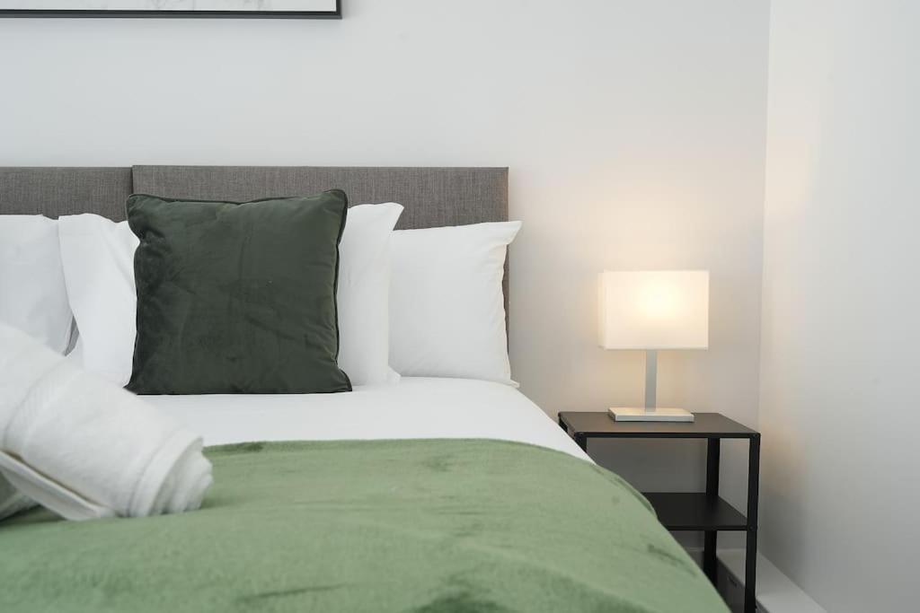 Apartment Modern 2 Bed Apt, 7ft Pool Table, Centre, Free Parking, Netflix - Hosted By Host Save