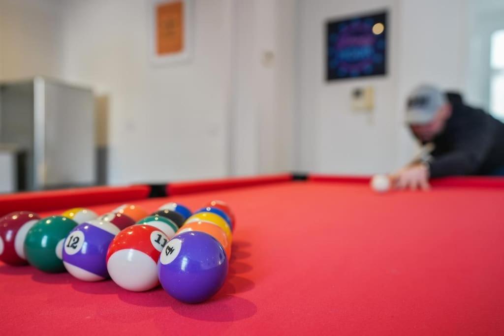 Modern 2 Bed Apt, 7ft Pool Table, Centre, Free Parking, Netflix - Hosted By Host Save *