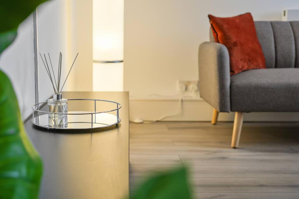 Modern 2 Bed Apt, 7ft Pool Table, Centre, Free Parking, Netflix - Hosted By Host Save