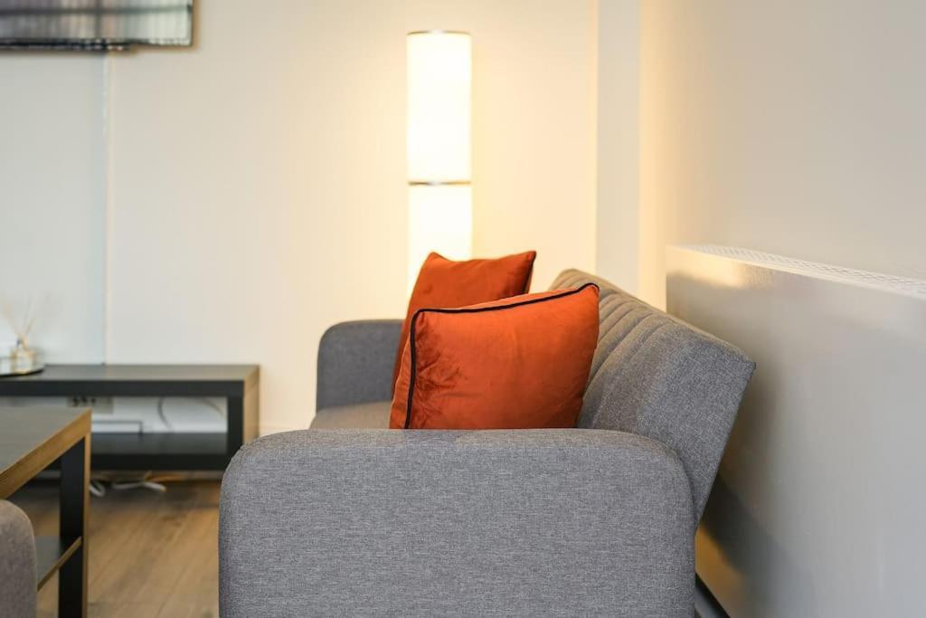 Modern 2 Bed Apt, 7ft Pool Table, Centre, Free Parking, Netflix - Hosted By Host Save Sheffield