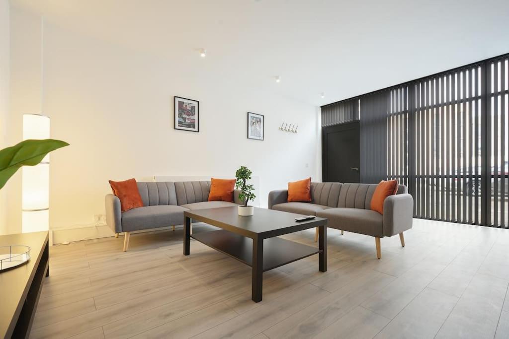 Modern 2 Bed Apt, 7ft Pool Table, Centre, Free Parking, Netflix - Hosted By Host Save Apartment
