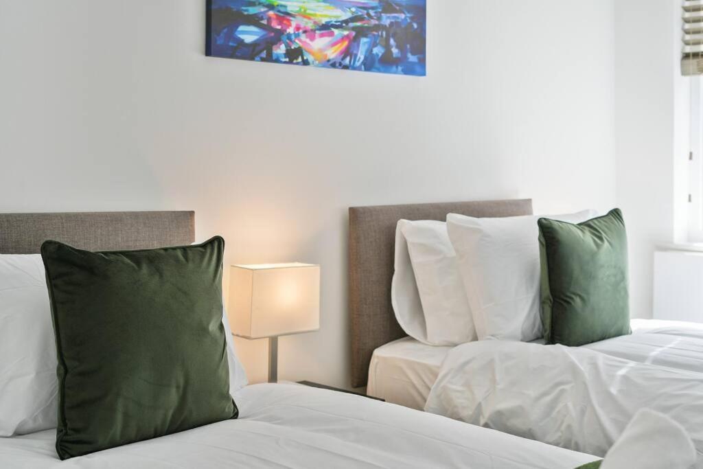Apartment Modern 2 Bed Apt, 7ft Pool Table, Centre, Free Parking, Netflix - Hosted By Host Save Sheffield