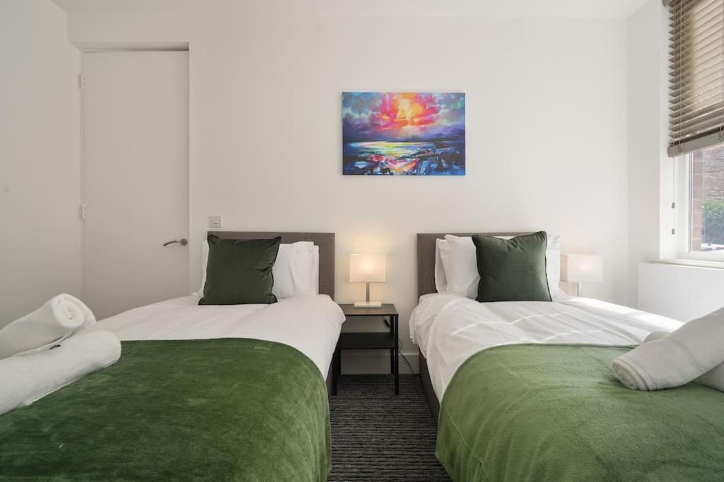 Modern 2 Bed Apt, 7ft Pool Table, Centre, Free Parking, Netflix - Hosted By Host Save * Sheffield