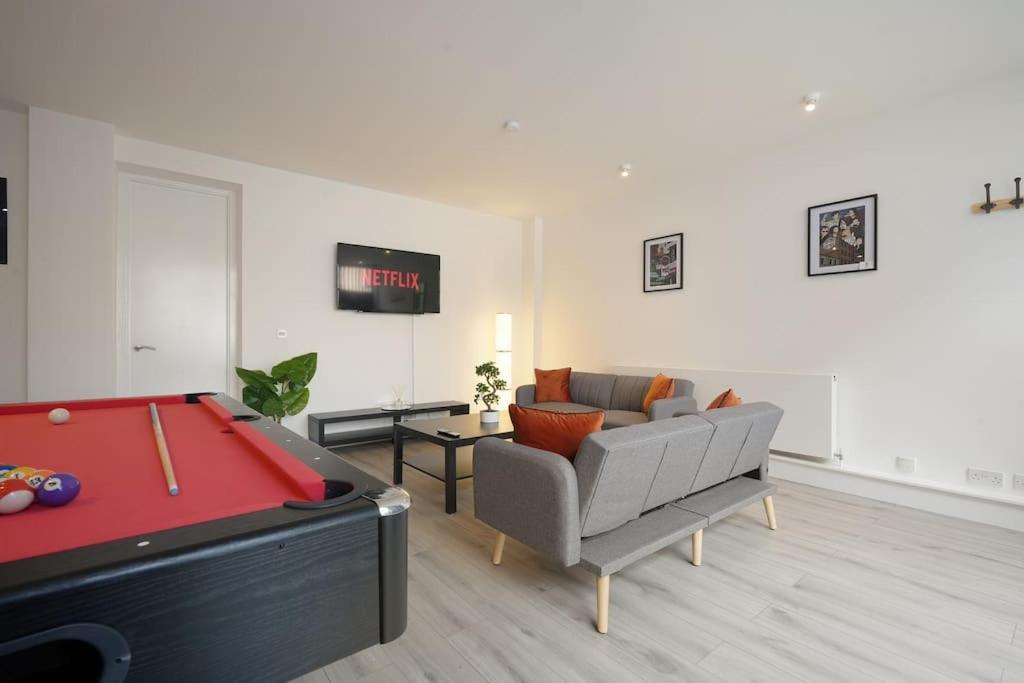 Modern 2 Bed Apt, 7ft Pool Table, Centre, Free Parking, Netflix - Hosted By Host Save *