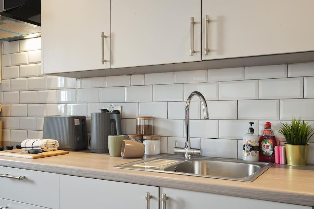 Modern 2 Bed Apt, 7ft Pool Table, Centre, Free Parking, Netflix - Hosted By Host Save