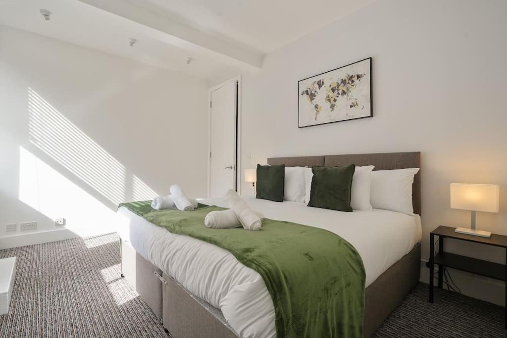 Modern 2 Bed Apt, 7ft Pool Table, Centre, Free Parking, Netflix - Hosted By Host Save Apartment *