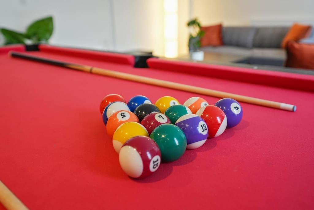 Modern 2 Bed Apt, 7ft Pool Table, Centre, Free Parking, Netflix - Hosted By Host Save Sheffield