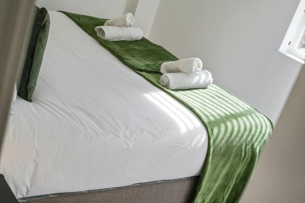 Apartment Modern 2 Bed Apt, 7ft Pool Table, Centre, Free Parking, Netflix - Hosted By Host Save *