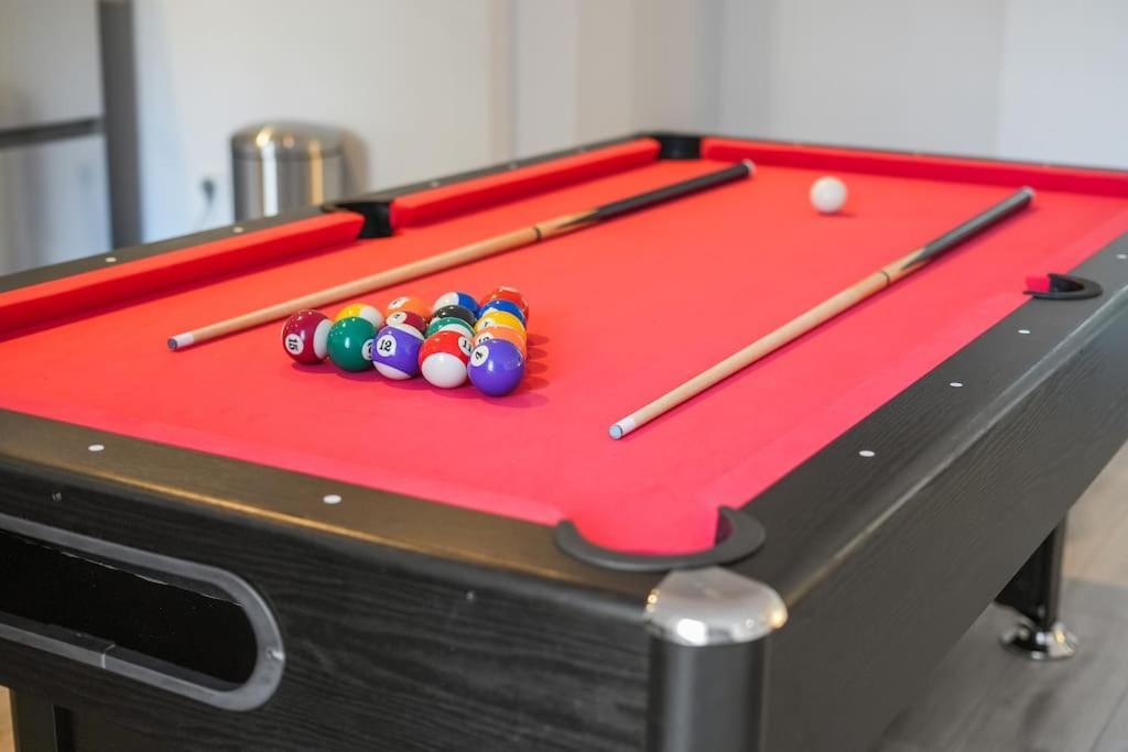 Modern 2 Bed Apt, 7ft Pool Table, Centre, Free Parking, Netflix - Hosted By Host Save *