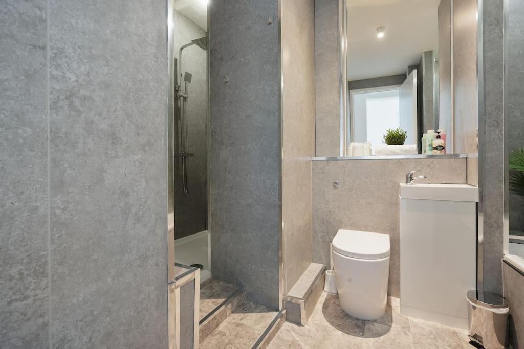 Apartment Modern 2 Bed Apt, 7ft Pool Table, Centre, Free Parking, Netflix - Hosted By Host Save