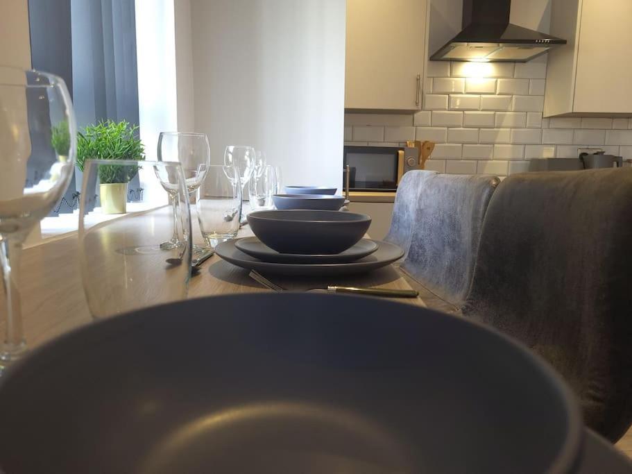 Modern 2 Bed Apt, 7ft Pool Table, Centre, Free Parking, Netflix - Hosted By Host Save Apartment Sheffield