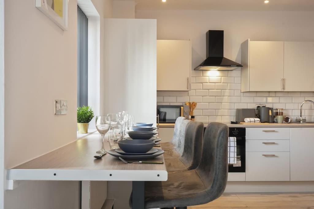 Modern 2 Bed Apt, 7ft Pool Table, Centre, Free Parking, Netflix - Hosted By Host Save Apartment