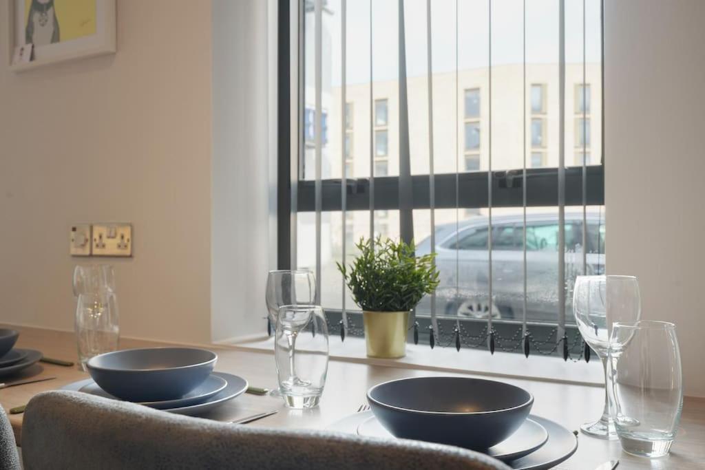 Modern 2 Bed Apt, 7ft Pool Table, Centre, Free Parking, Netflix - Hosted By Host Save *
