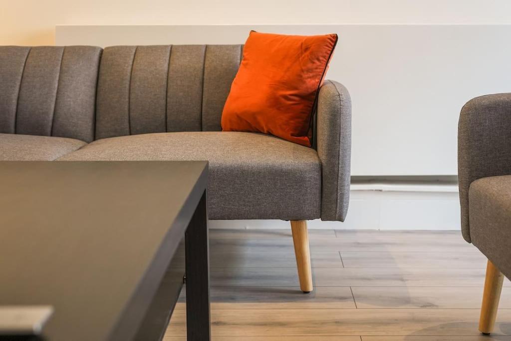 Modern 2 Bed Apt, 7ft Pool Table, Centre, Free Parking, Netflix - Hosted By Host Save Apartment *