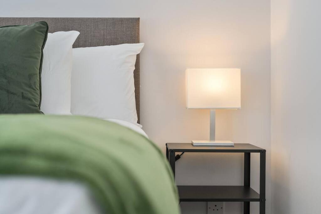 Apartment Modern 2 Bed Apt, 7ft Pool Table, Centre, Free Parking, Netflix - Hosted By Host Save