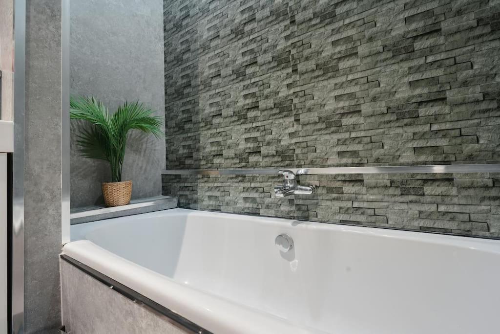 Modern 2 Bed Apt, 7ft Pool Table, Centre, Free Parking, Netflix - Hosted By Host Save Apartment