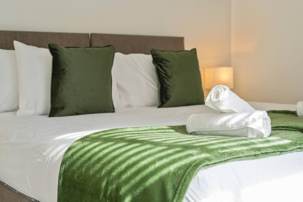 Modern 2 Bed Apt, 7ft Pool Table, Centre, Free Parking, Netflix - Hosted By Host Save * Sheffield
