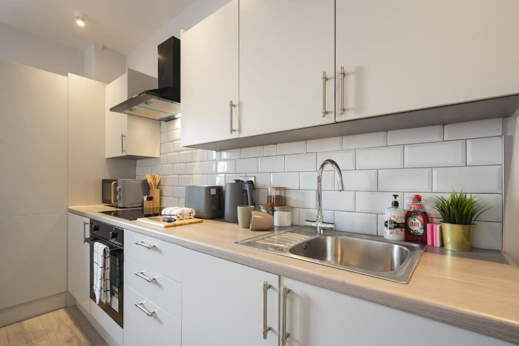Apartment Modern 2 Bed Apt, 7ft Pool Table, Centre, Free Parking, Netflix - Hosted By Host Save