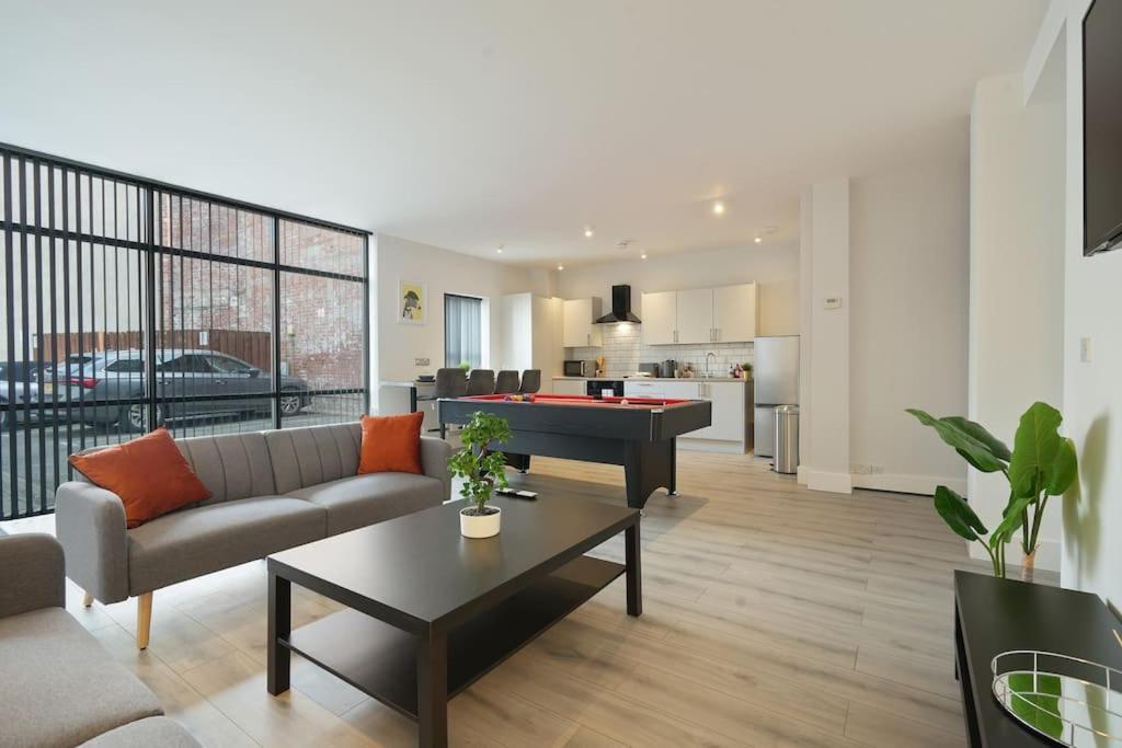 Modern 2 Bed Apt, 7ft Pool Table, Centre, Free Parking, Netflix - Hosted By Host Save Apartment Sheffield