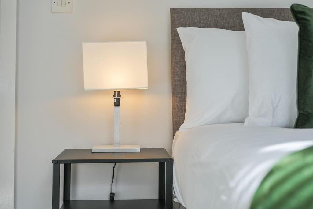 Modern 2 Bed Apt, 7ft Pool Table, Centre, Free Parking, Netflix - Hosted By Host Save Apartment