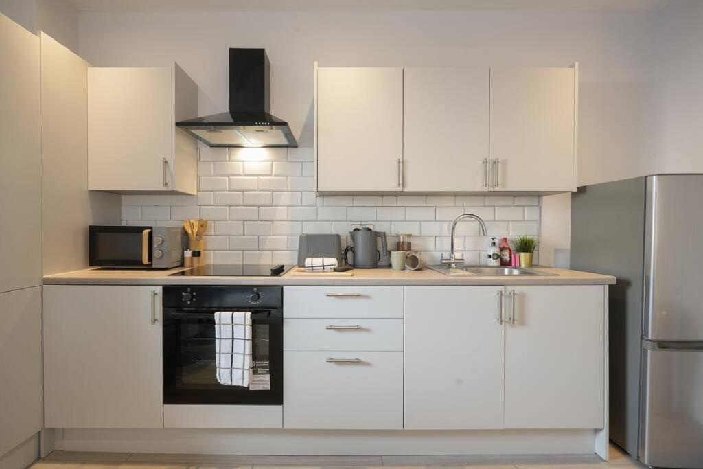 Apartment Modern 2 Bed Apt, 7ft Pool Table, Centre, Free Parking, Netflix - Hosted By Host Save *