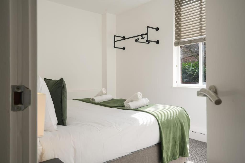 Modern 2 Bed Apt, 7ft Pool Table, Centre, Free Parking, Netflix - Hosted By Host Save