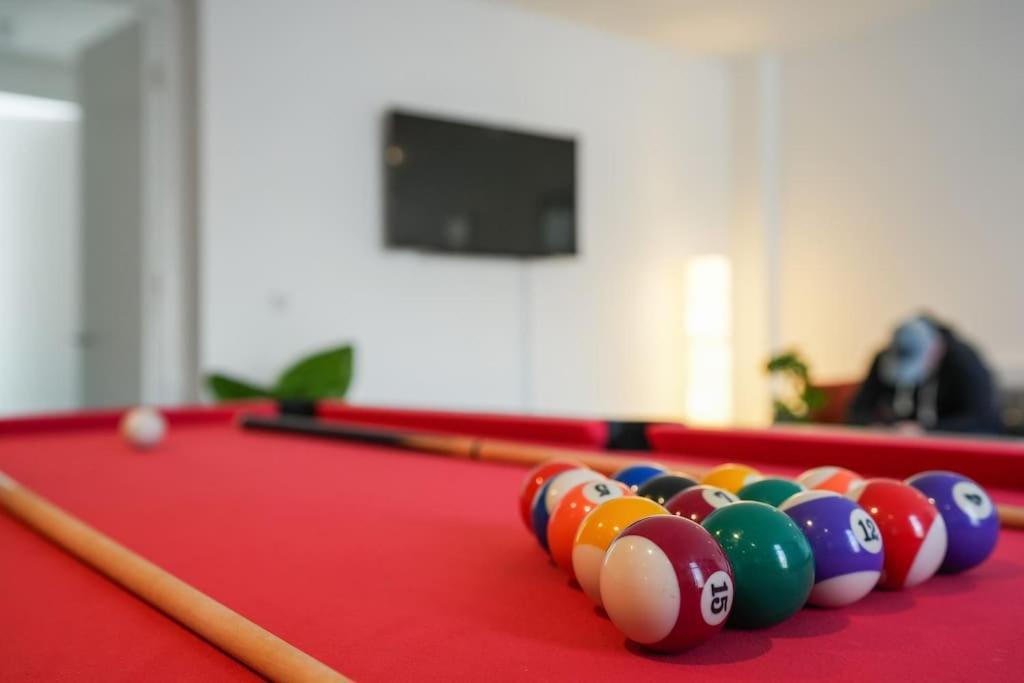 Modern 2 Bed Apt, 7ft Pool Table, Centre, Free Parking, Netflix - Hosted By Host Save * Sheffield