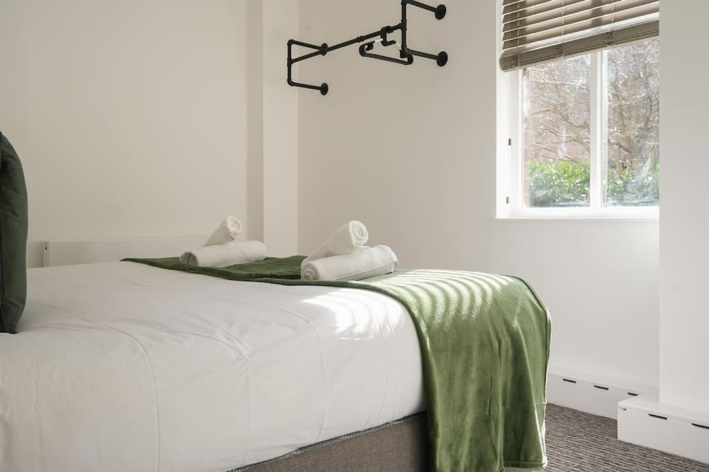 Apartment Modern 2 Bed Apt, 7ft Pool Table, Centre, Free Parking, Netflix - Hosted By Host Save