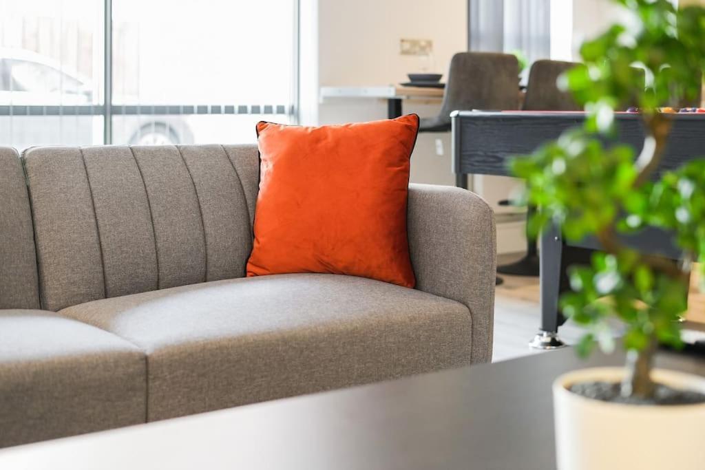Apartment Modern 2 Bed Apt, 7ft Pool Table, Centre, Free Parking, Netflix - Hosted By Host Save *