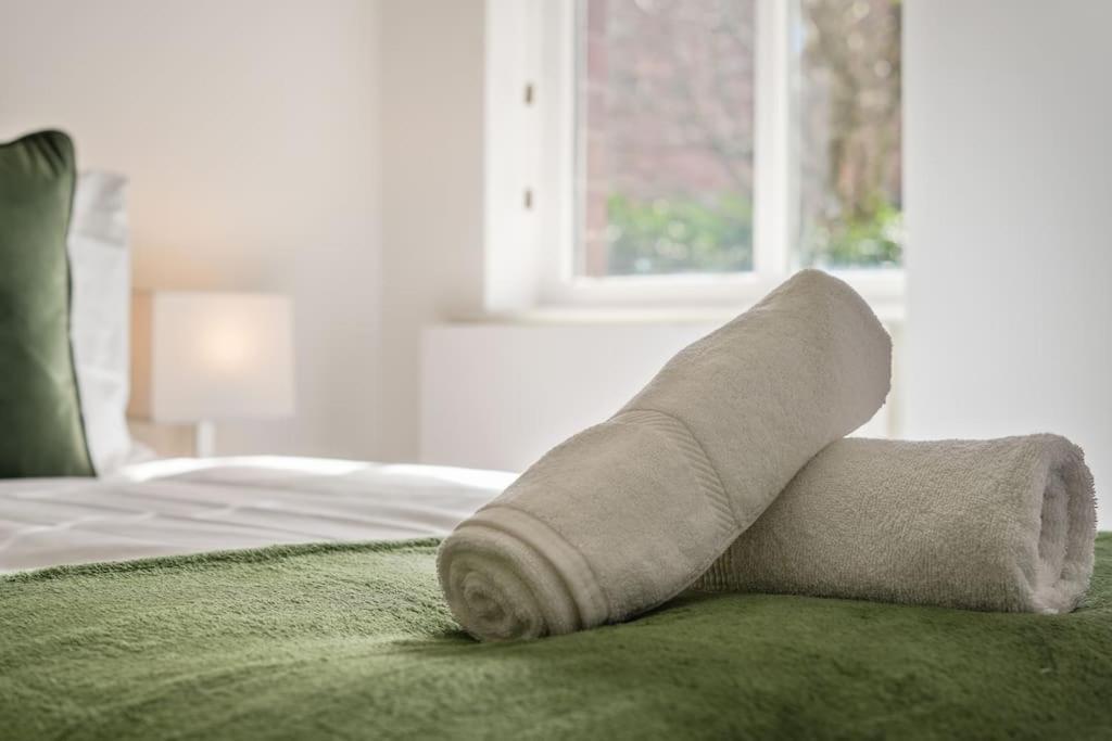 Modern 2 Bed Apt, 7ft Pool Table, Centre, Free Parking, Netflix - Hosted By Host Save *