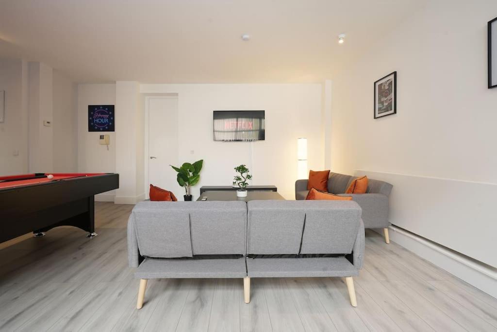 Modern 2 Bed Apt, 7ft Pool Table, Centre, Free Parking, Netflix - Hosted By Host Save