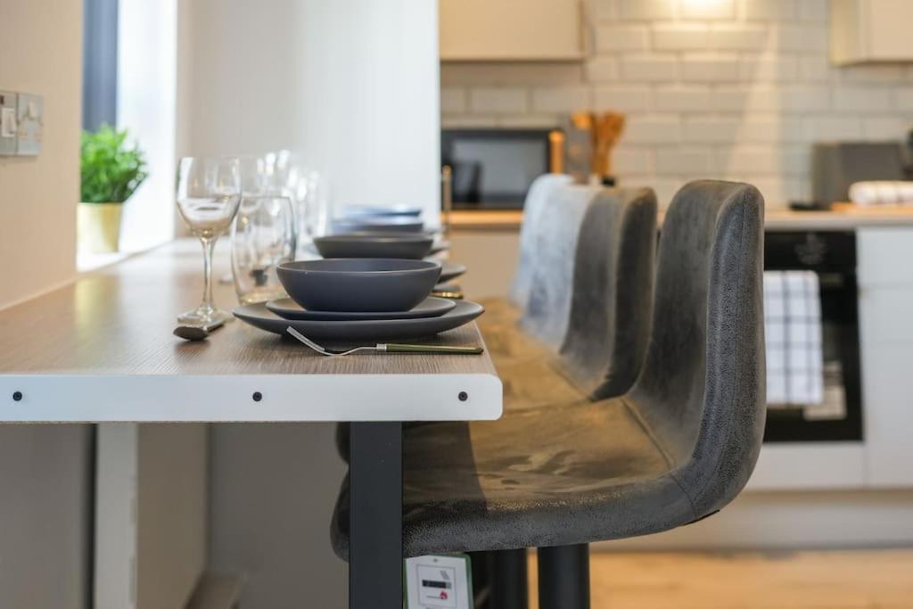 Apartment Modern 2 Bed Apt, 7ft Pool Table, Centre, Free Parking, Netflix - Hosted By Host Save