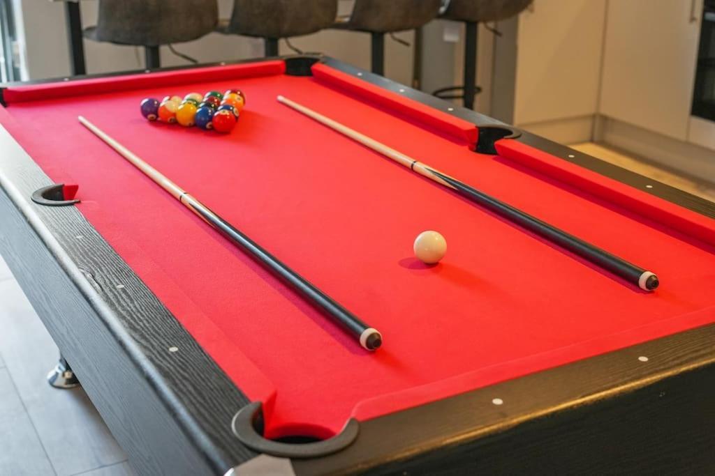Apartment Modern 2 Bed Apt, 7ft Pool Table, Centre, Free Parking, Netflix - Hosted By Host Save *