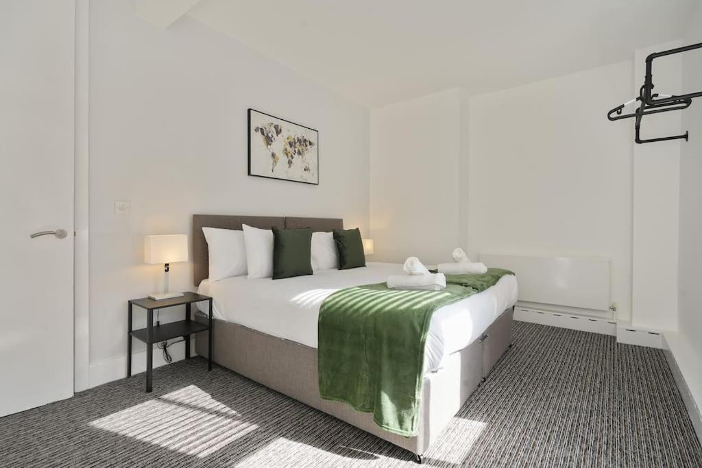 Modern 2 Bed Apt, 7ft Pool Table, Centre, Free Parking, Netflix - Hosted By Host Save Apartment *