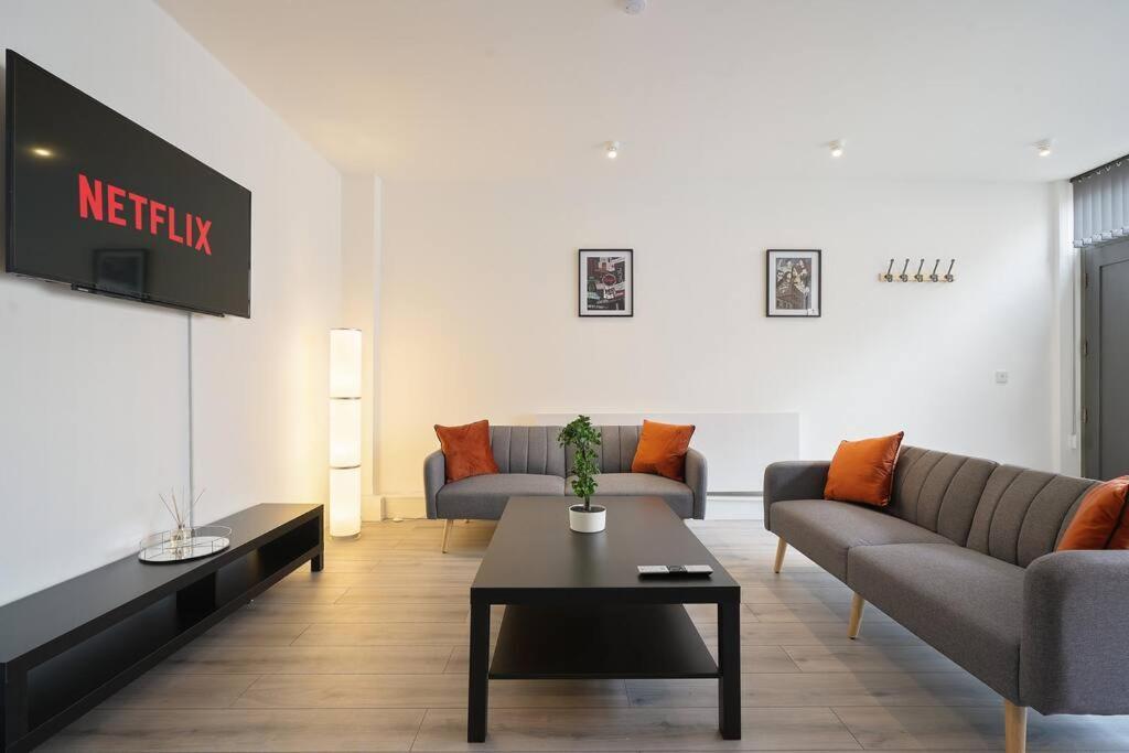 Modern 2 Bed Apt, 7ft Pool Table, Centre, Free Parking, Netflix - Hosted By Host Save *